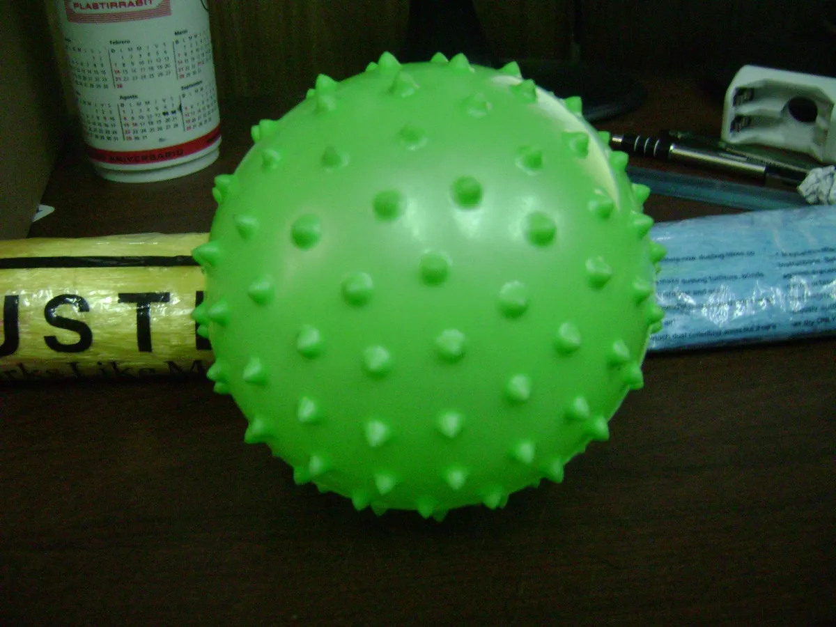 Pelota c/Pinches 12cm Importada